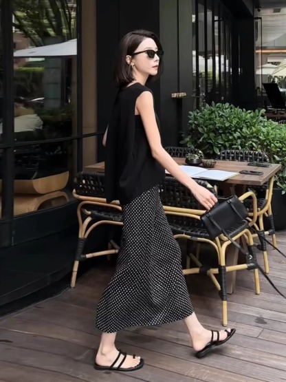 不規則下擺 黑色无袖上衣  開叉波點半鬆緊半裙  鹽系輕熟套裝