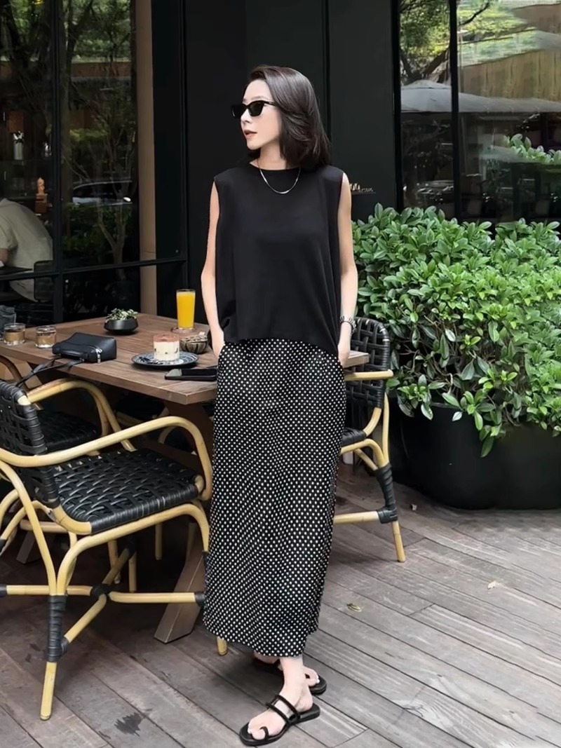 不規則下擺 黑色无袖上衣  開叉波點半鬆緊半裙  鹽系輕熟套裝