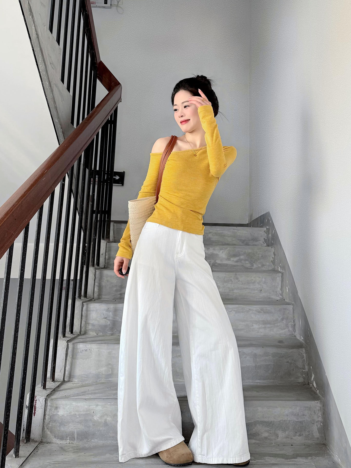 純欲辣妹風一整套｜斜領露肩檸檬黃上衣｜高腰白色寬褲｜休閒顯瘦兩件套