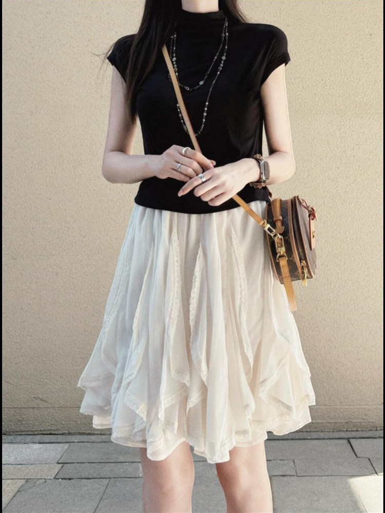 黑色修身短袖半高領針織上衣 |  飄逸荷葉邊A字短裙