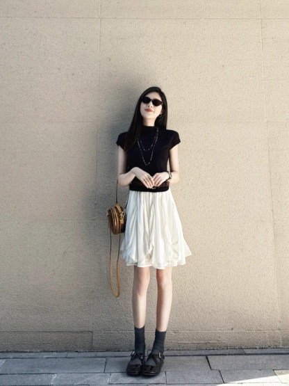 黑色修身短袖半高領針織上衣 |  飄逸荷葉邊A字短裙