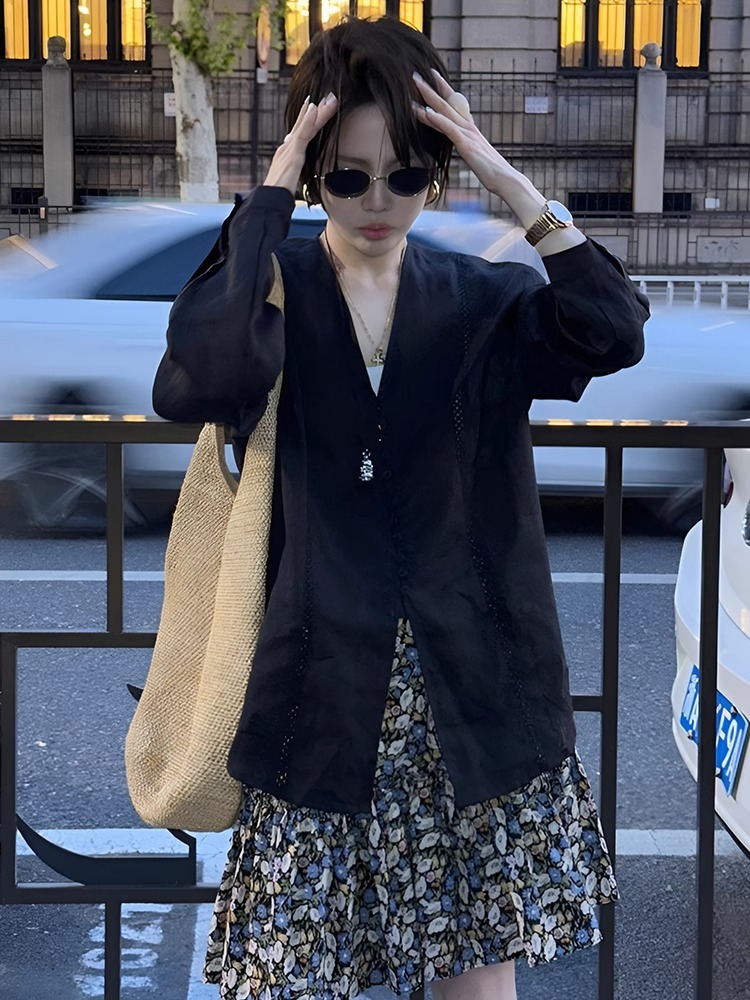 法式氣質V領襯衫｜2025夏季新款｜白色鏤空設計上衣｜防曬透氣長袖｜微胖友善剪裁