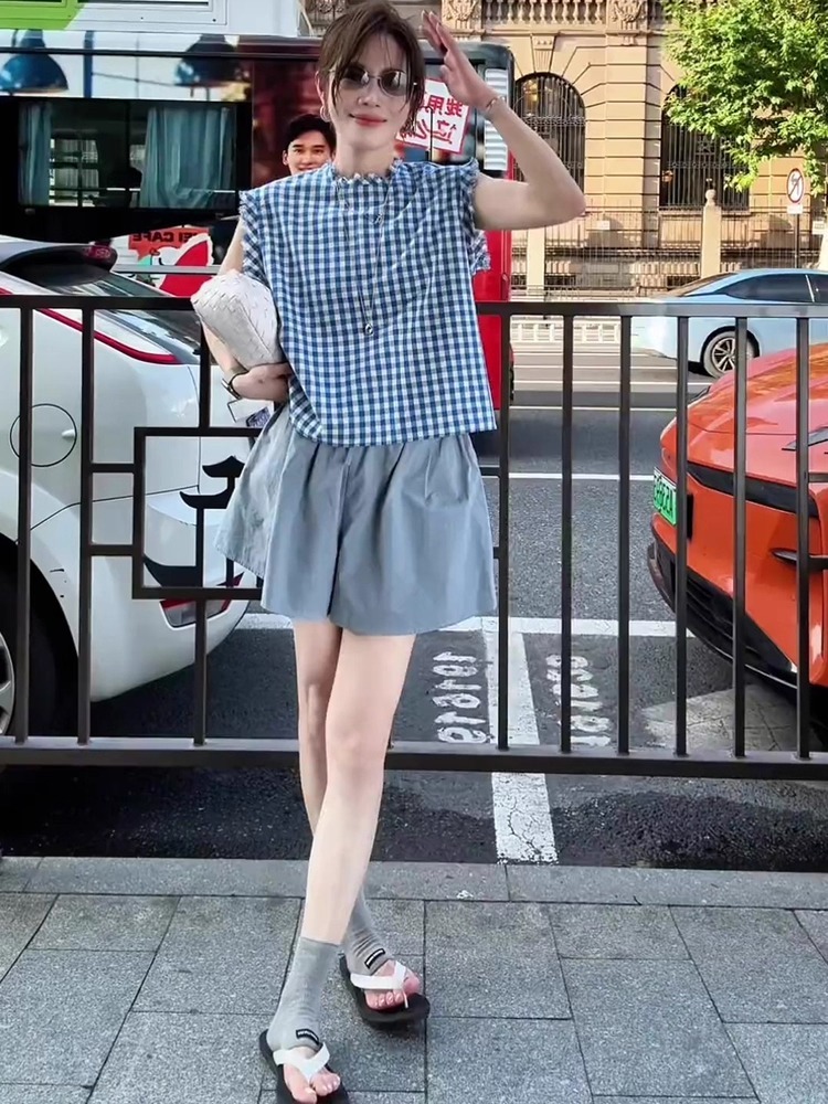 夏季藍白格紋套裝｜撞色無袖背心+純色寬鬆闊腿褲｜復古毛邊設計｜兩件式穿搭