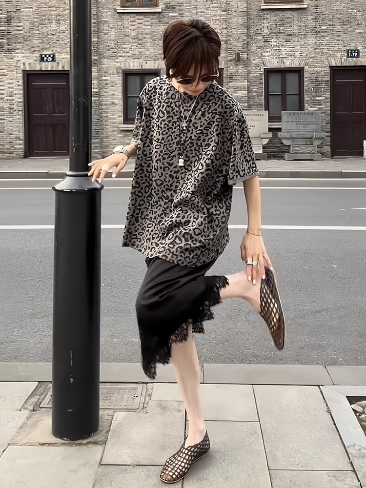 夏季限量款！豹紋T恤+蕾絲半身裙套裝｜慵懶寬鬆設計｜顯瘦花邊細節｜獨家設計