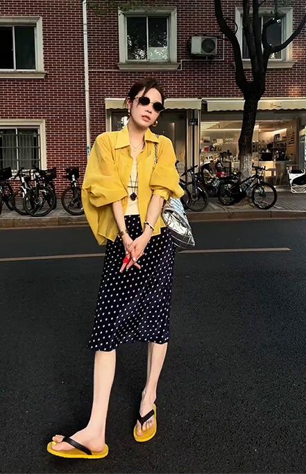 秋季韓系慵懶套裝｜黃色襯衫（附內搭背心）+小花藏藍裙｜設計感顯瘦兩件式