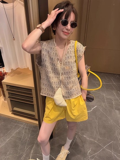 夏季限量款！法式小香風套裝｜V領背心+休閒短褲｜兩件式顯瘦設計｜又酷又颯穿搭