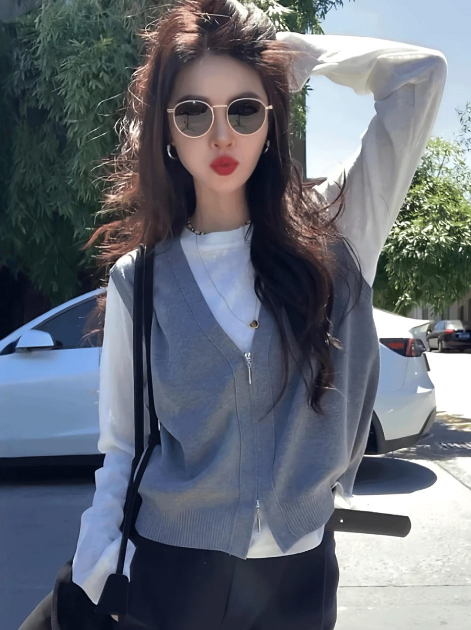 層次感疊穿套裝｜設計感針織馬甲+白色打底衫 | 藏青休閒褲｜極簡質感秋裝