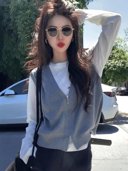 層次感疊穿套裝｜設計感針織馬甲+白色打底衫 | 藏青休閒褲｜極簡質感秋裝