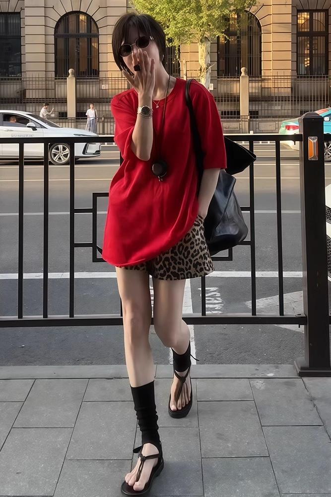 夏季慵懶風套裝｜紅色針織短袖+復古豹紋短褲｜酷帥兩件式｜寬鬆顯瘦設計