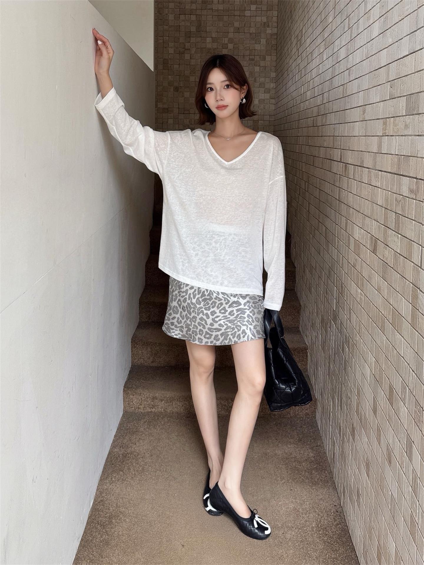 秋季鏤空罩衫套裝｜白色後背鏤空罩衫長袖 | 銀灰色豹紋裙｜顯瘦兩件式