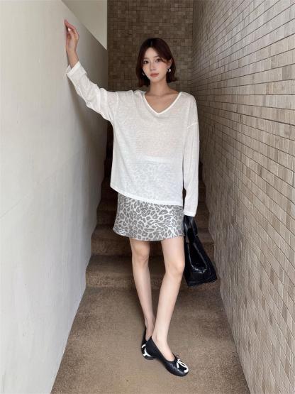 秋季鏤空罩衫套裝｜白色後背鏤空罩衫長袖 | 銀灰色豹紋裙｜顯瘦兩件式