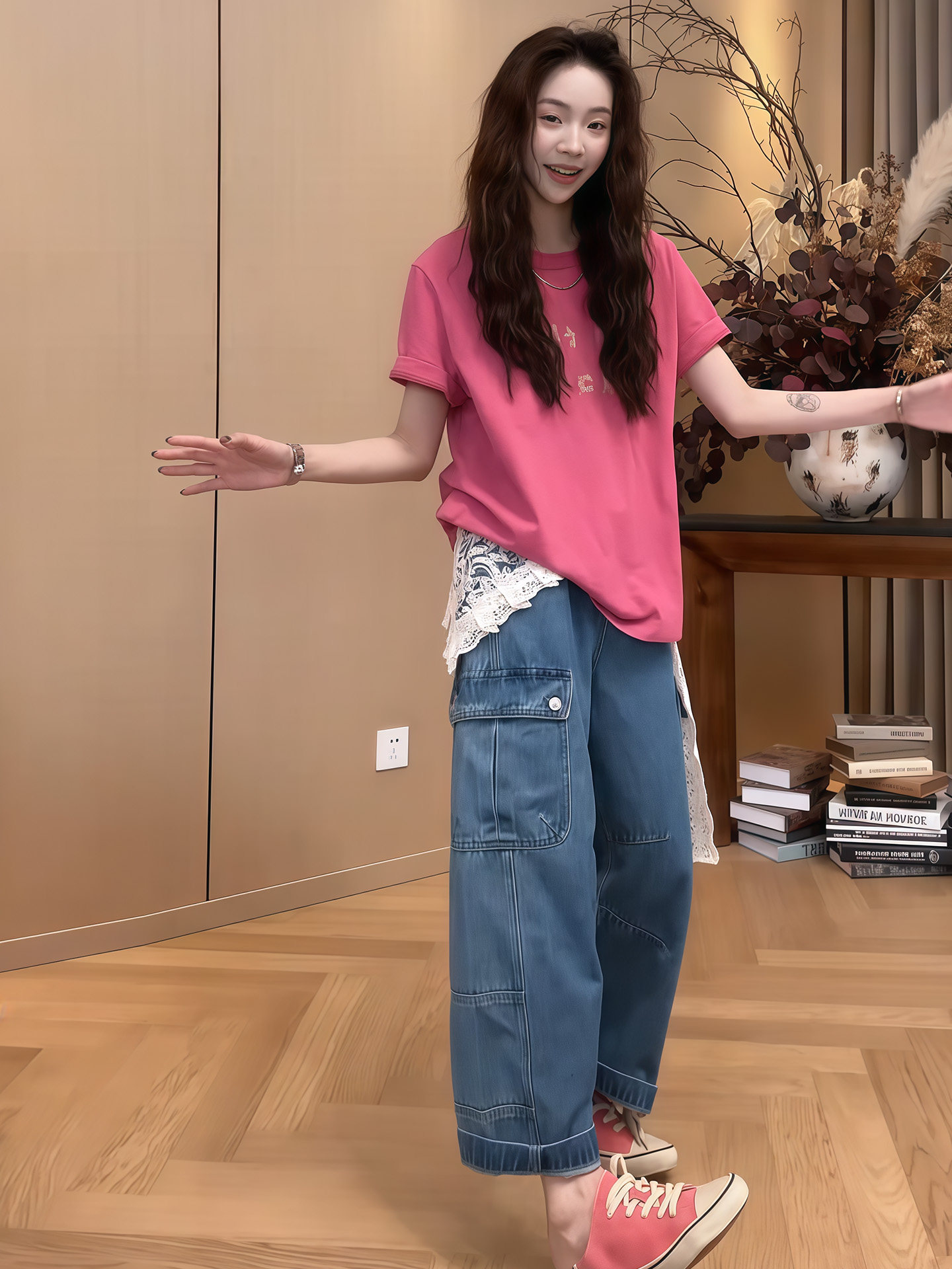松弛感日常兩件式｜玫紅色寬版圓領上衣｜多口袋工裝牛仔寬褲