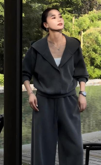 秋季慵懶風時尚套裝｜灰色連帽衛衣 + 寬鬆休閒褲兩件組｜日常舒適出行穿搭