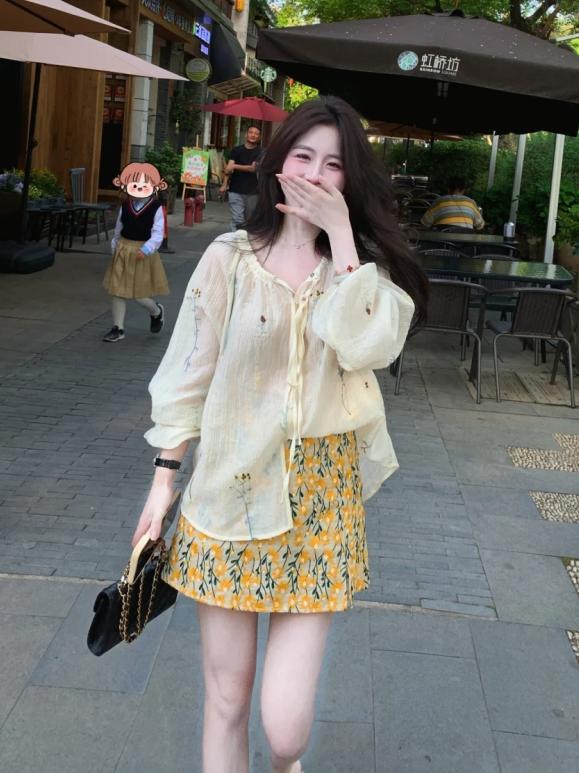 夏秋大碼套裝｜刺繡雪紡上衣+黃色碎花短裙｜顯瘦洋氣兩件式｜微胖友善設計