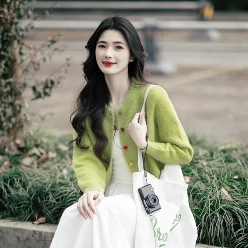 2025年爆款 春季多巴胺穿搭套裝 溫柔牛油綠針織開衫 減齡顯瘦白色半身裙