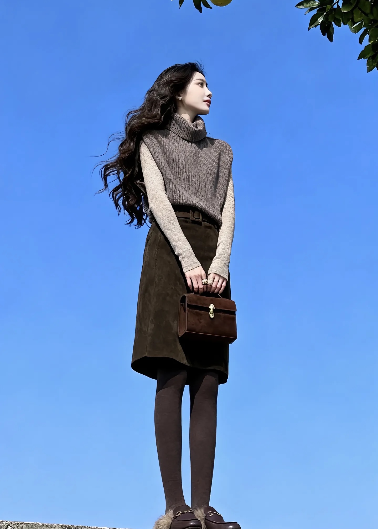 秋冬疊穿時尚套裝｜高領針織衫+打底衫｜咖色半身裙｜氣質通勤內搭組合
