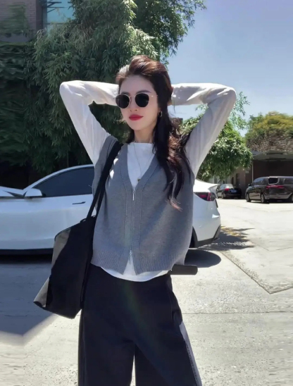 層次感疊穿套裝｜設計感針織馬甲+白色打底衫 | 藏青休閒褲｜極簡質感秋裝