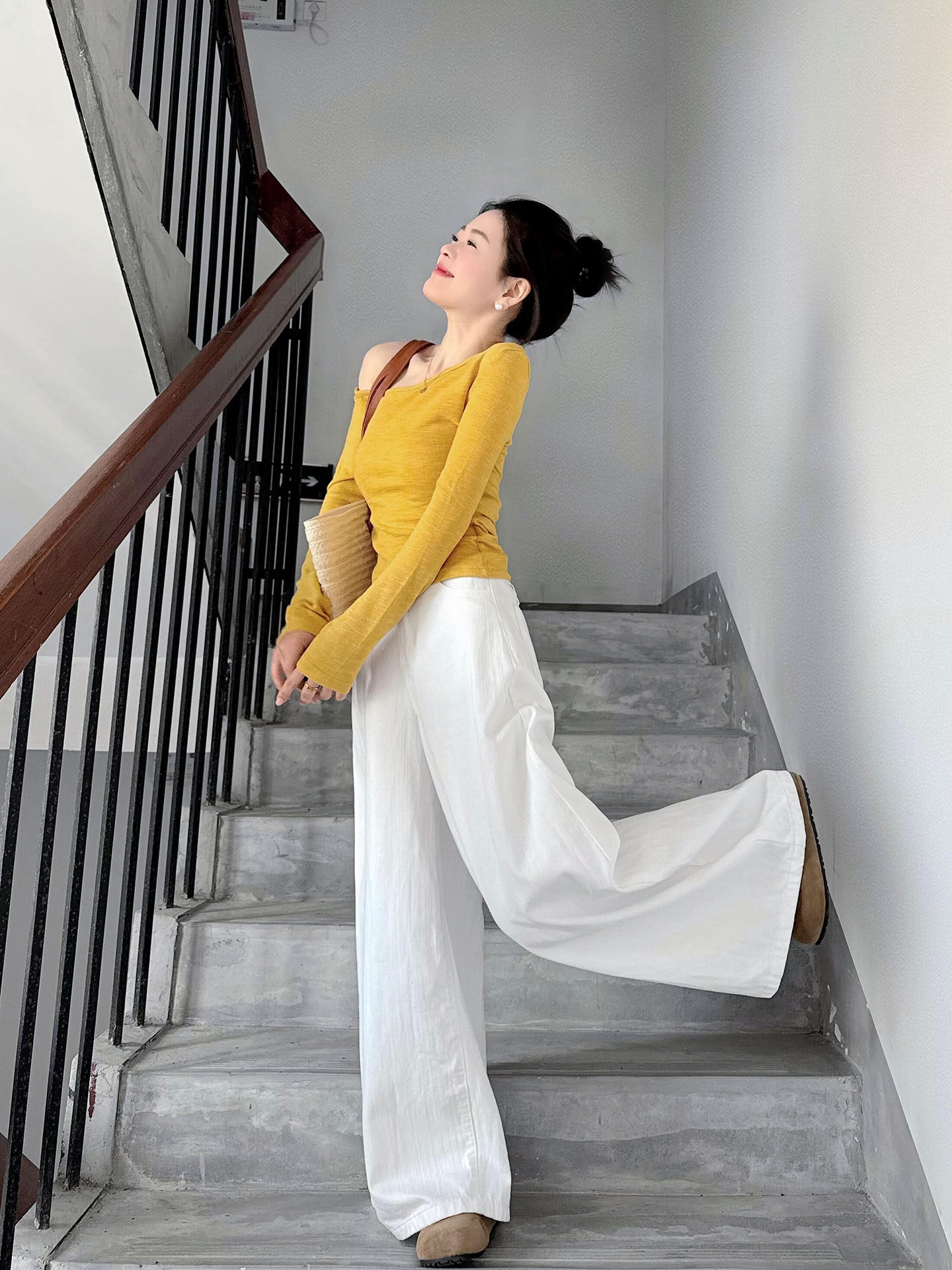純欲辣妹風一整套｜斜領露肩檸檬黃上衣｜高腰白色寬褲｜休閒顯瘦兩件套