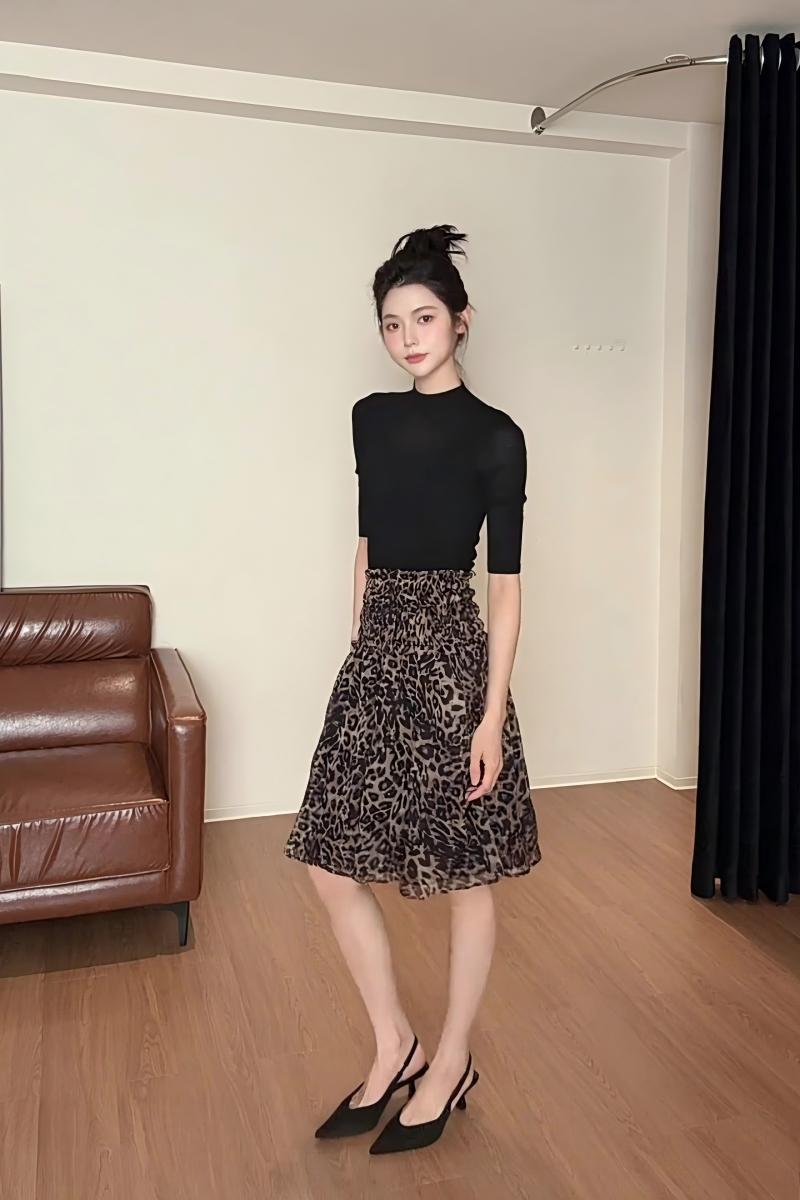 輕熟高級感套裝｜黑色半高領修身針織衫｜豹紋設計感半身裙