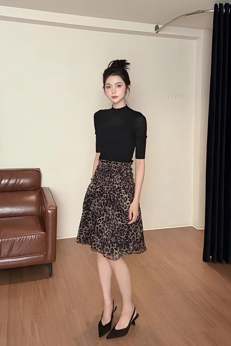 輕熟高級感套裝｜黑色半高領修身針織衫｜豹紋設計感半身裙