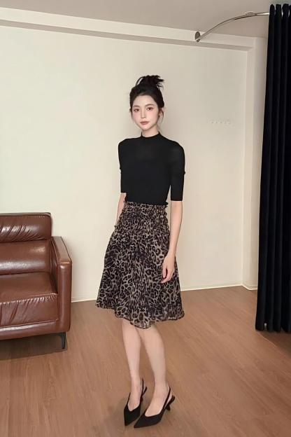 輕熟高級感套裝｜黑色半高領修身針織衫｜豹紋設計感半身裙