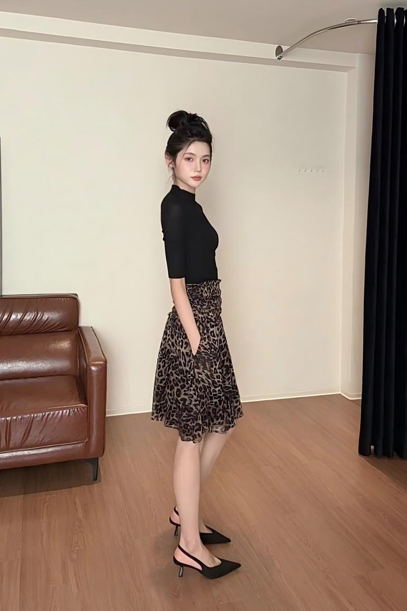 輕熟高級感套裝｜黑色半高領修身針織衫｜豹紋設計感半身裙