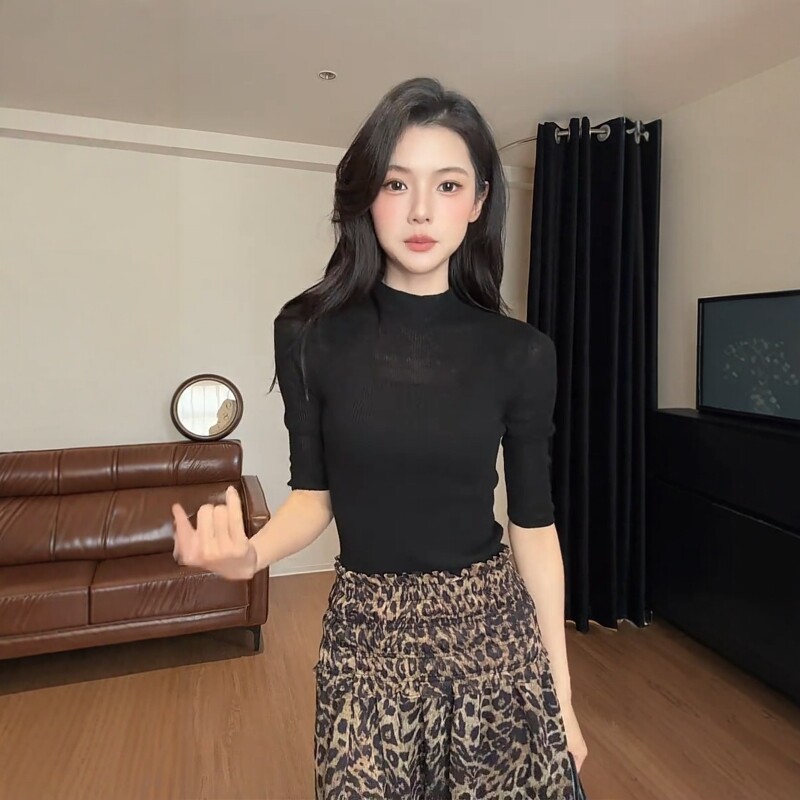 輕熟高級感套裝｜黑色半高領修身針織衫｜豹紋設計感半身裙