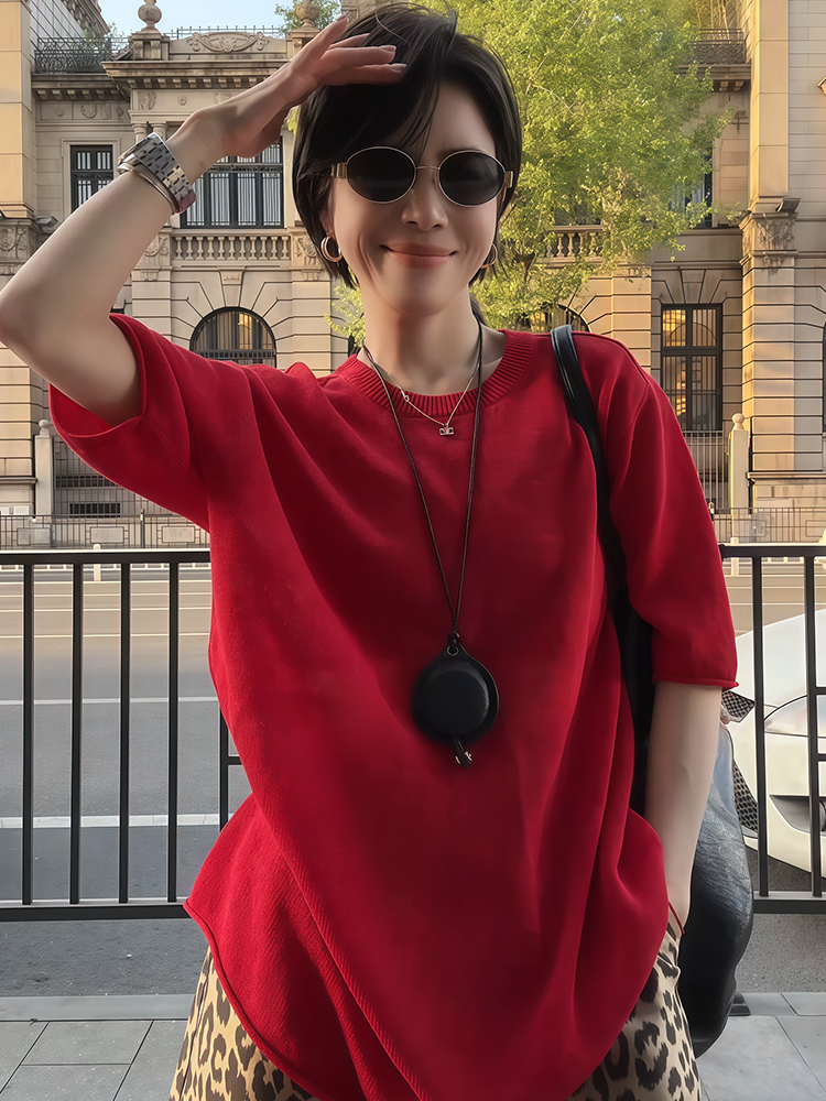 夏季慵懶風套裝｜紅色針織短袖+復古豹紋短褲｜酷帥兩件式｜寬鬆顯瘦設計