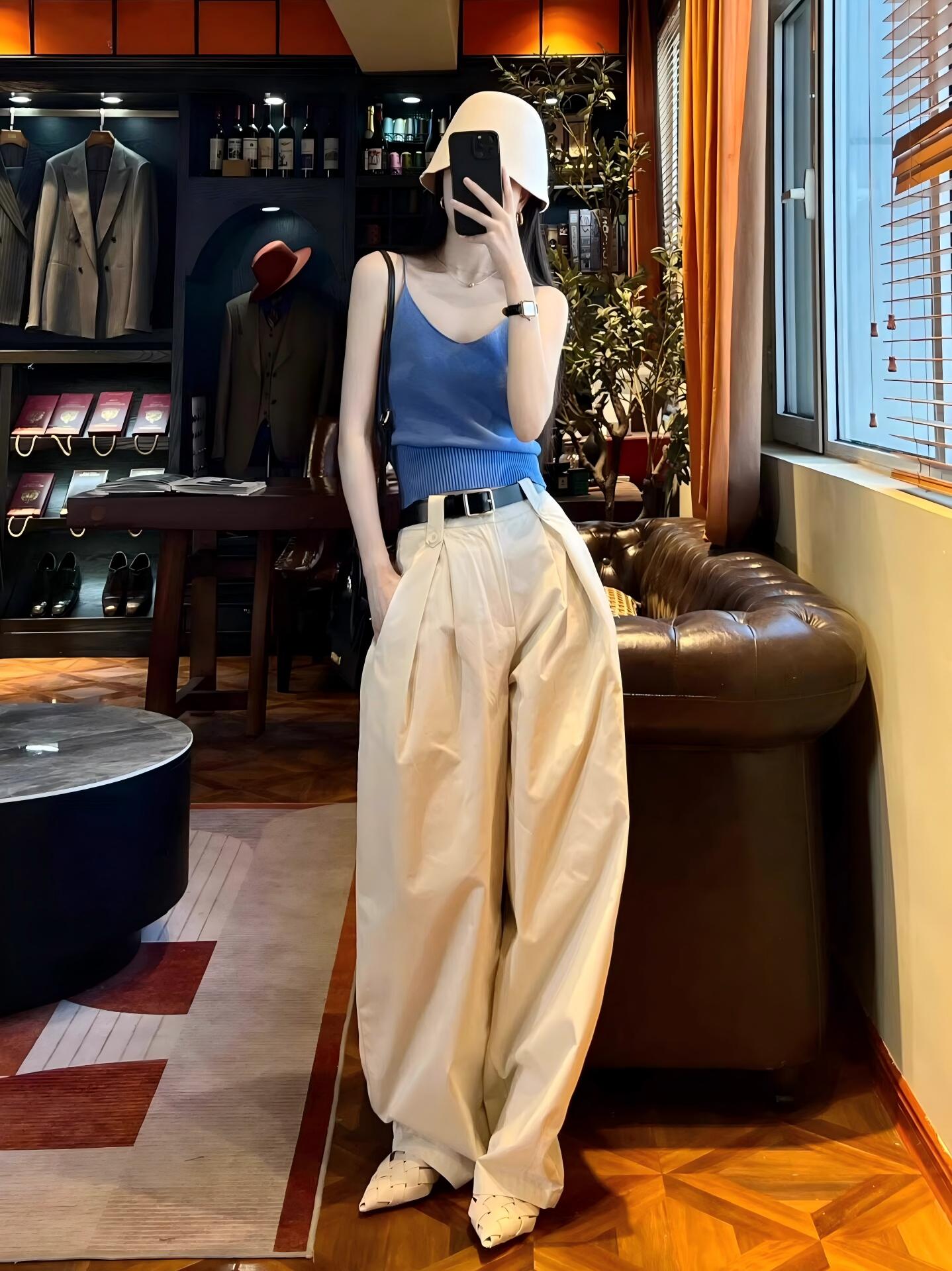 性感辣妹風丨克萊因藍 V 領背心丨夏季海邊穿搭美背