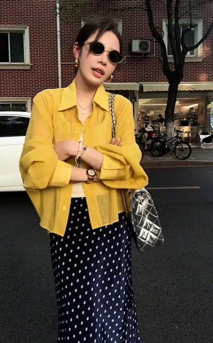 秋季韓系慵懶套裝｜黃色襯衫（附內搭背心）+小花藏藍裙｜設計感顯瘦兩件式