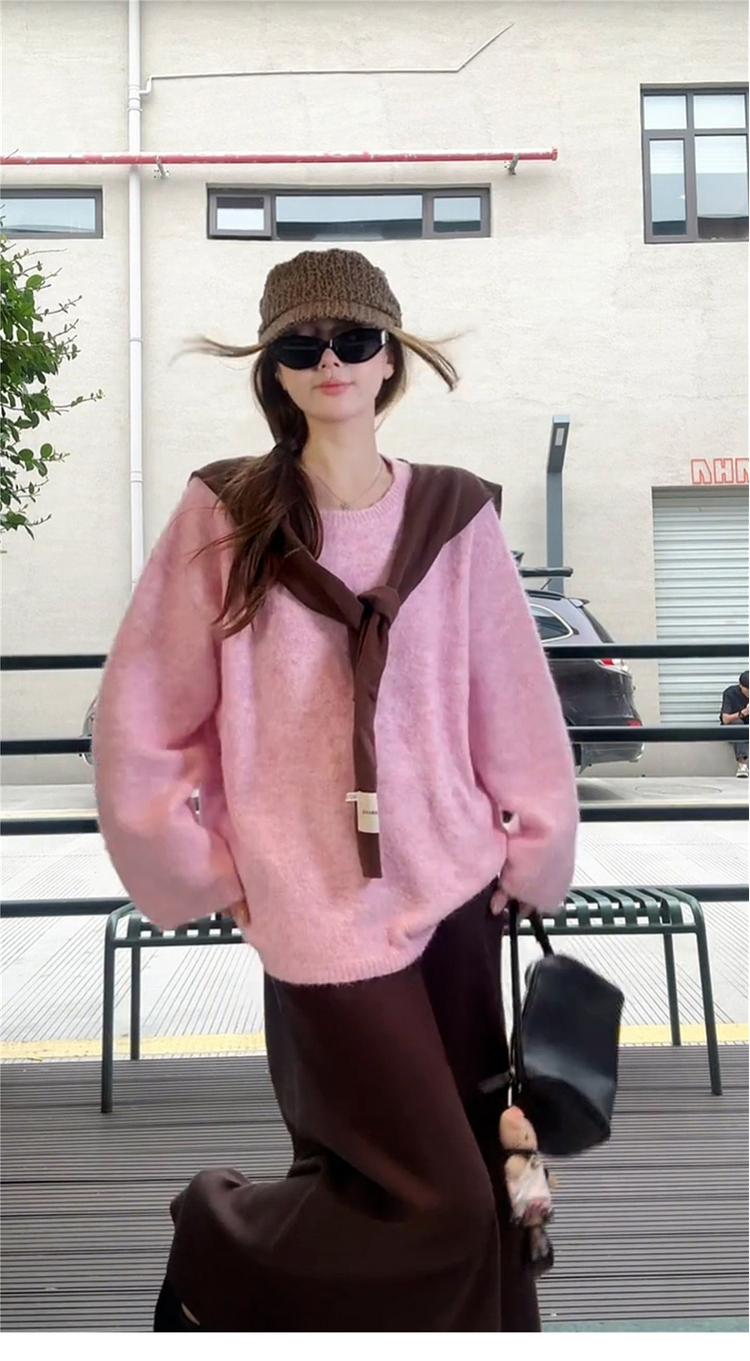 溫柔韓系粉咖套裝 |  深咖半裙 |  粉色圓領寬鬆針織上衣（贈披肩）