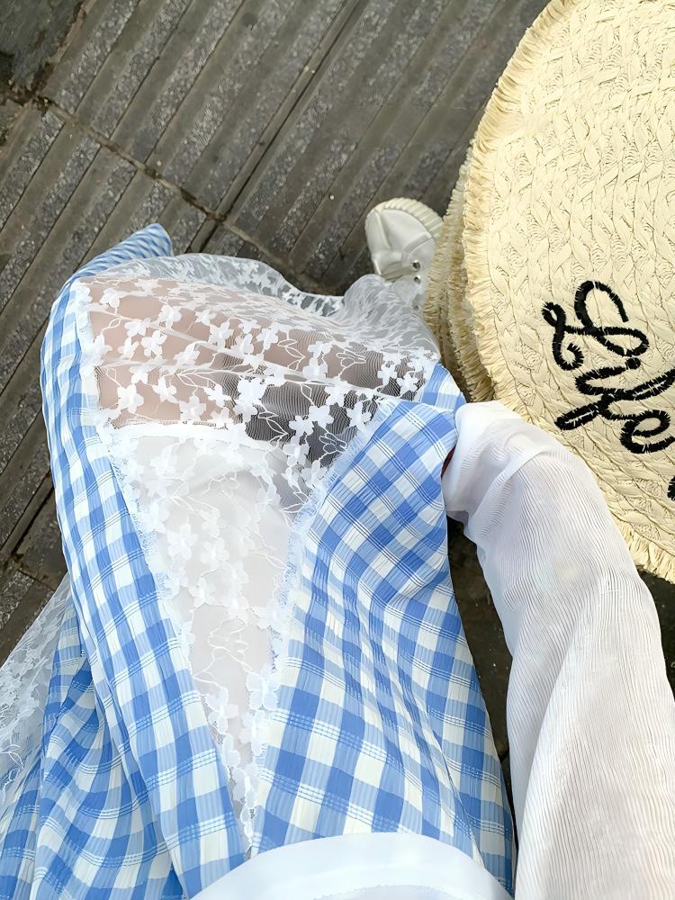 層次感三件套｜V領蕾絲罩衫 + 掛脖吊帶背心｜不規則格紋拼接長裙｜甜美氣質完整穿搭