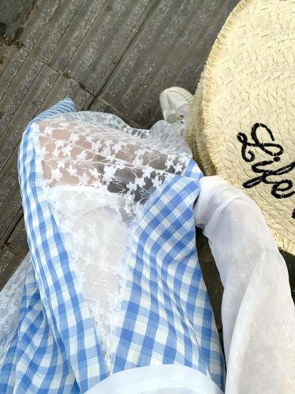 層次感三件套｜V領蕾絲罩衫 + 掛脖吊帶背心｜不規則格紋拼接長裙｜甜美氣質完整穿搭