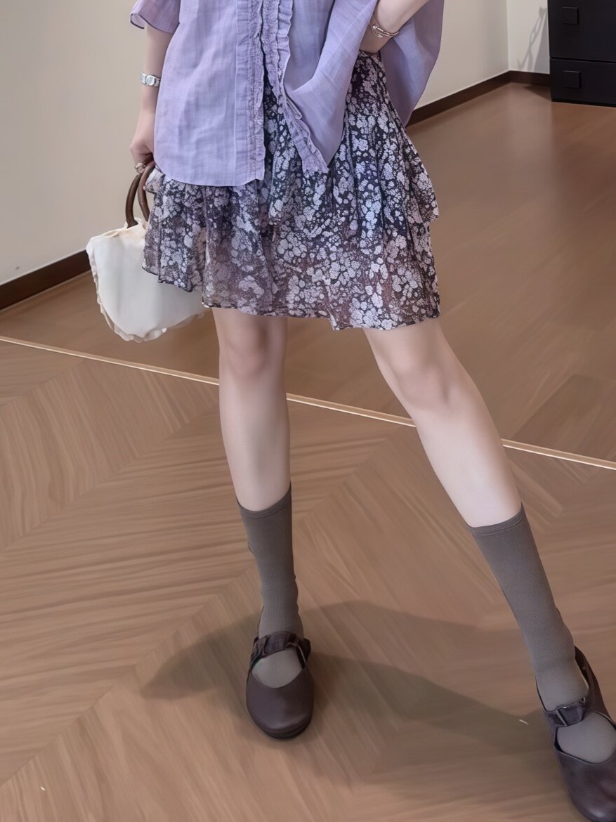 淡紫襯衫碎花短裙兩件套 ｜紫色V領木耳邊飾束口喇叭袖襯衫 ｜ 碎花多層荷葉邊半身短裙