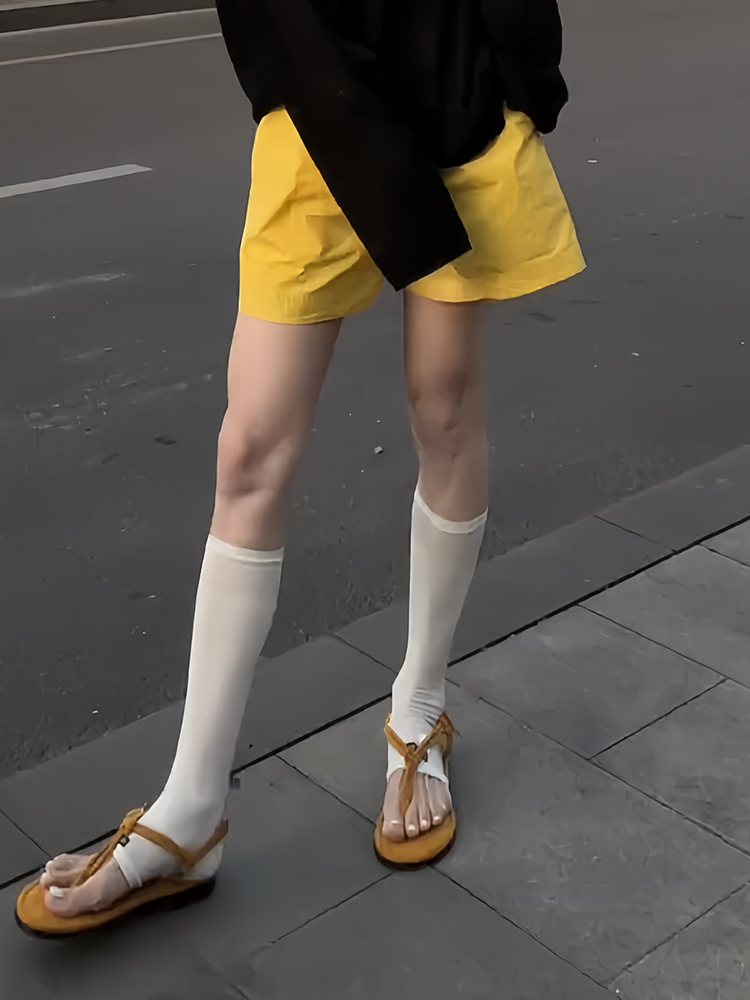 慵懶風POLO翻領黑色針織上衣｜寬鬆黃色短褲