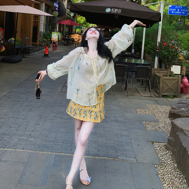 夏秋大碼套裝｜刺繡雪紡上衣+黃色碎花短裙｜顯瘦洋氣兩件式｜微胖友善設計