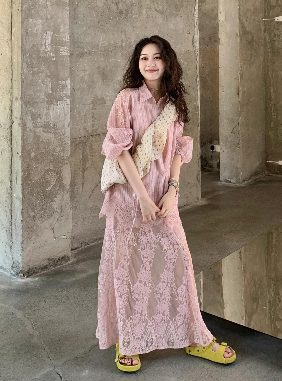 仙氣粉系｜後背鏤空蕾絲拼接襯衫+蕾絲半裙套裝｜重工小眾設計