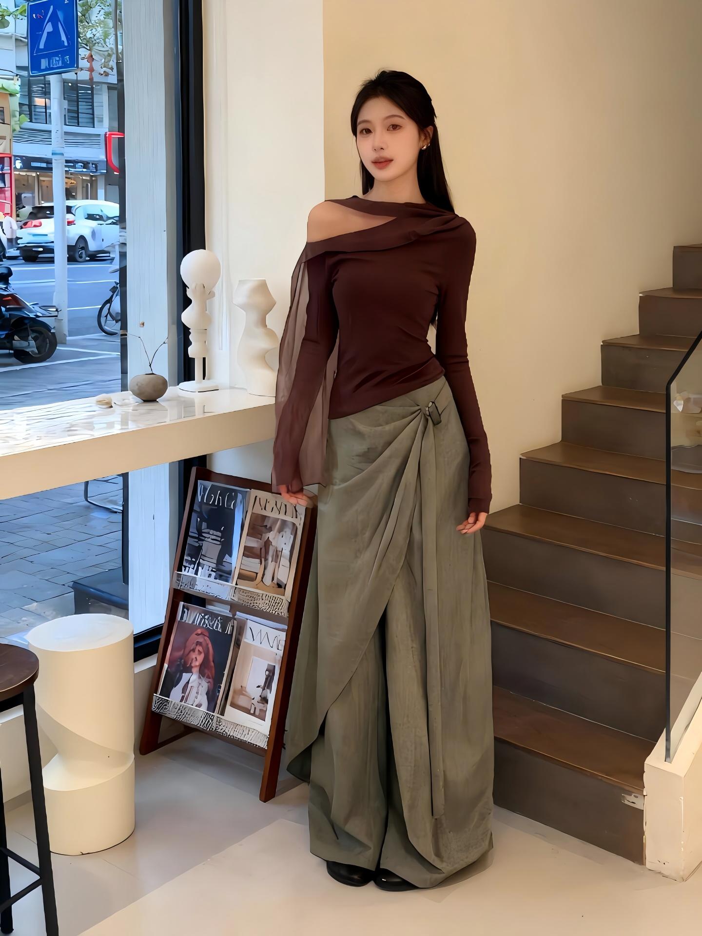 早秋美拉德風設計感套裝｜斜肩網紗飄帶棕色長袖上衣｜不規則復古闊腿褲｜氣質層次感兩件組