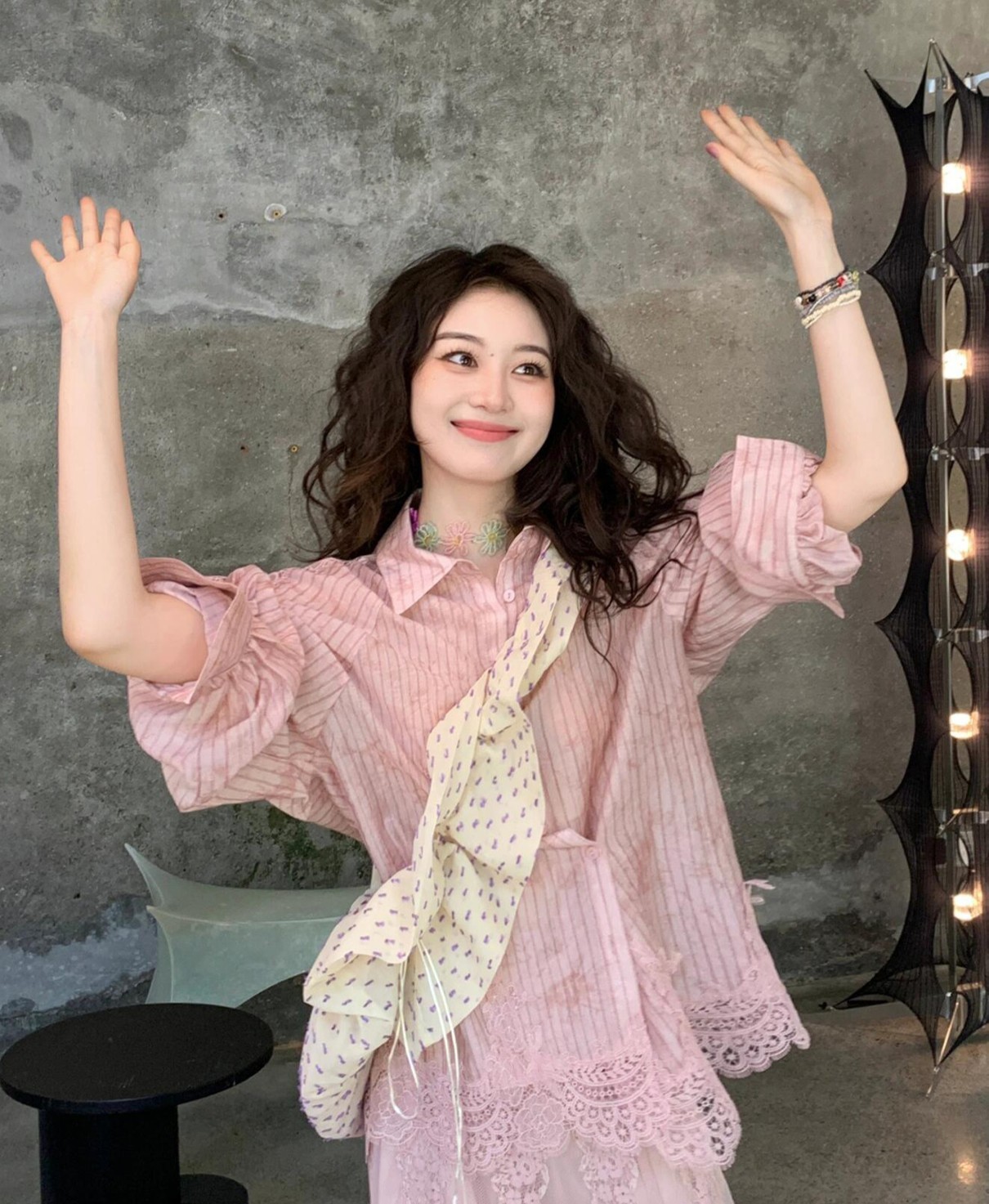 仙氣粉系｜後背鏤空蕾絲拼接襯衫+蕾絲半裙套裝｜重工小眾設計