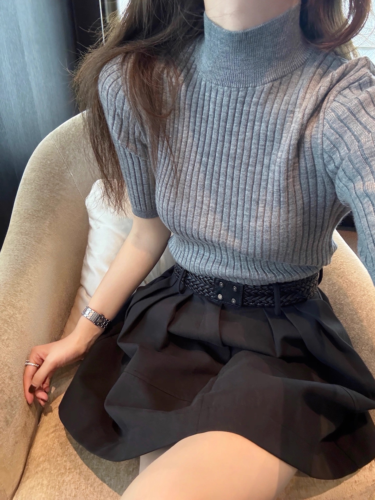 早秋小香風套裝｜灰色半袖針織衫 | 黑色小花苞短裙｜高級感兩件式