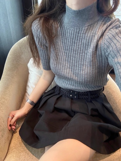 早秋小香風套裝｜灰色半袖針織衫 | 黑色小花苞短裙｜高級感兩件式