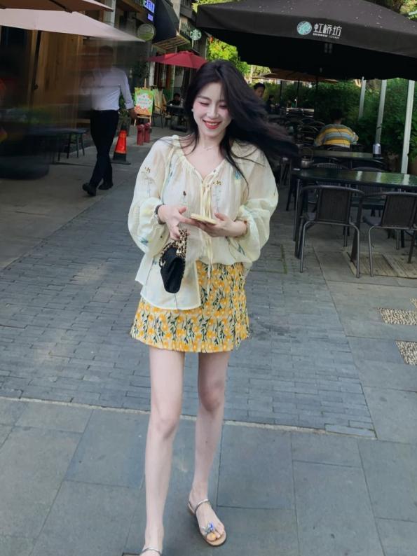 夏秋大碼套裝｜刺繡雪紡上衣+黃色碎花短裙｜顯瘦洋氣兩件式｜微胖友善設計