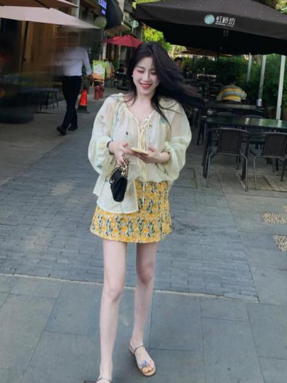 夏秋大碼套裝｜刺繡雪紡上衣+黃色碎花短裙｜顯瘦洋氣兩件式｜微胖友善設計