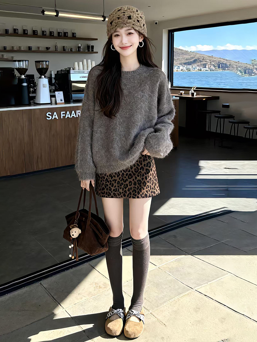 秋冬個性時尚套裝｜毛毛針織衫｜豹紋短裙｜甜酷風約會派對穿搭
