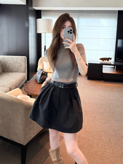 早秋小香風套裝｜灰色半袖針織衫 | 黑色小花苞短裙｜高級感兩件式