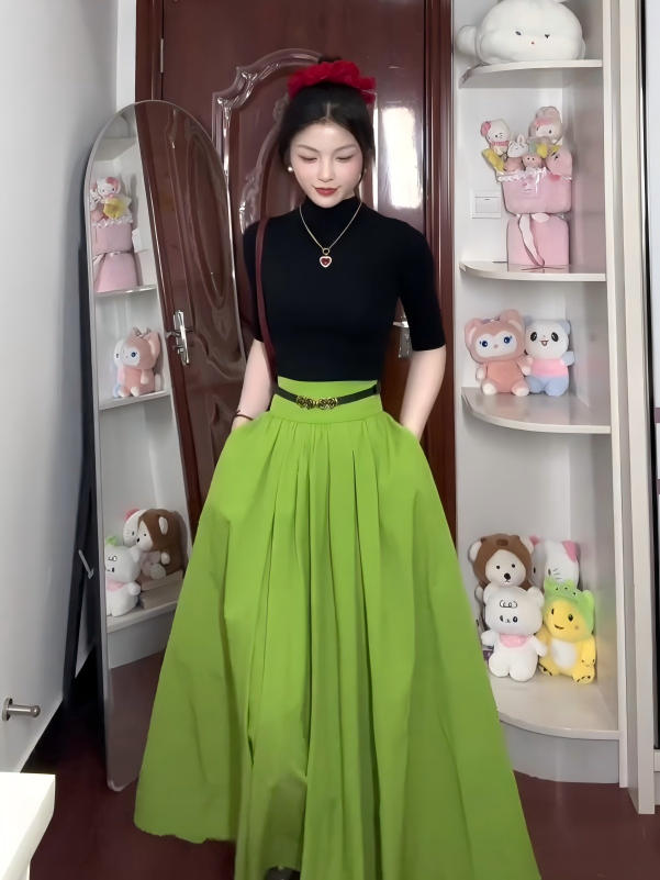 早秋法式優雅套裝｜黑色中高領半袖上衣｜高腰顯瘦青綠色傘裙｜氣質約會通勤兩件組