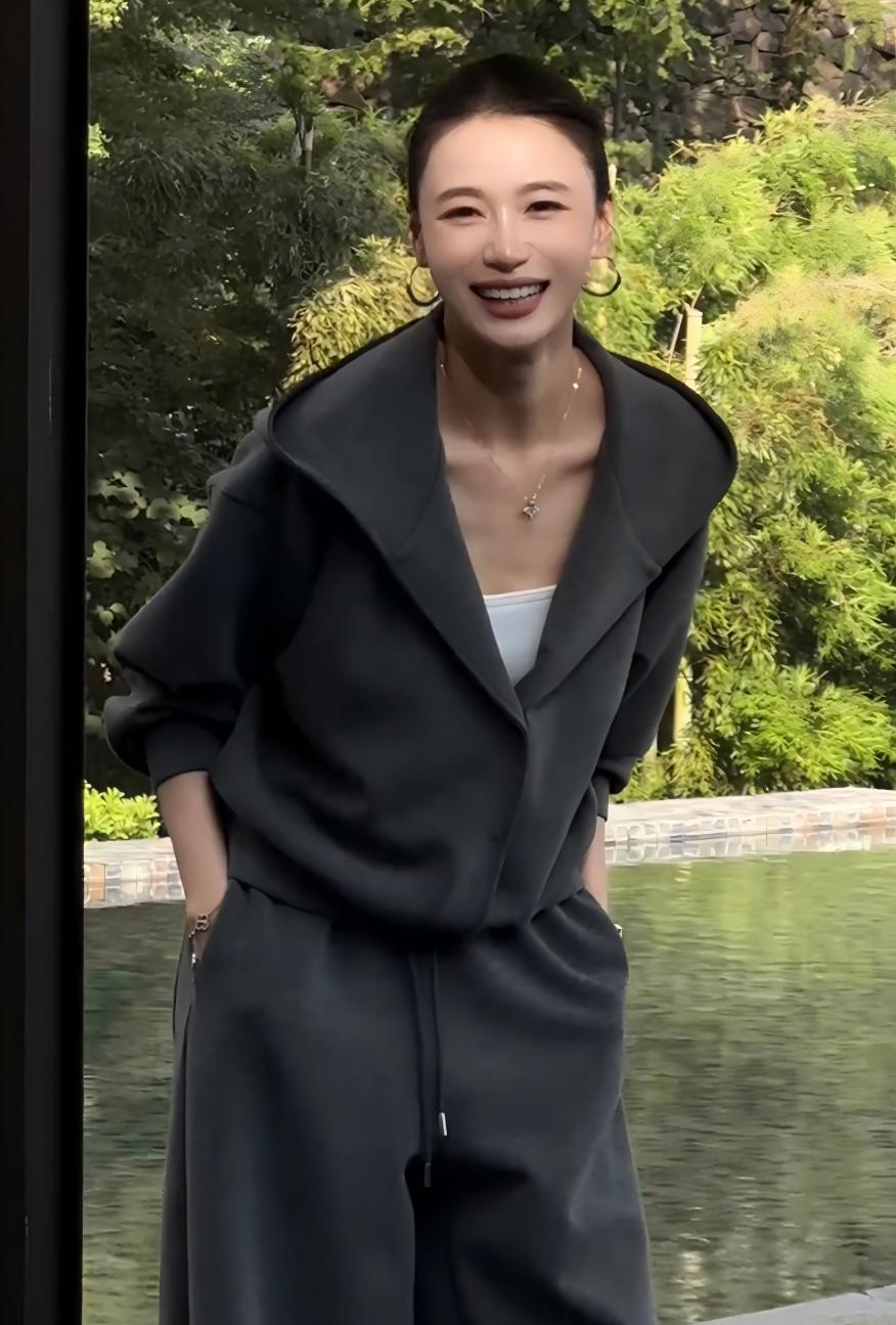 秋季慵懶風時尚套裝｜灰色連帽衛衣 + 寬鬆休閒褲兩件組｜日常舒適出行穿搭