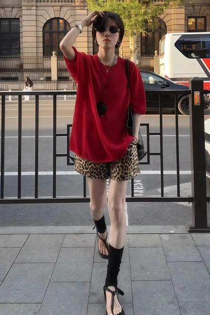 夏季慵懶風套裝｜紅色針織短袖+復古豹紋短褲｜酷帥兩件式｜寬鬆顯瘦設計