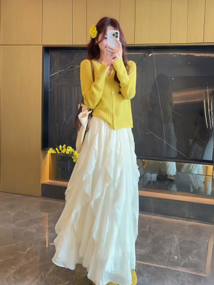 026 早春韓系溫柔兩件套 | 檸檬黃針織 V 領開衫 | 白色不規則荷葉邊長裙