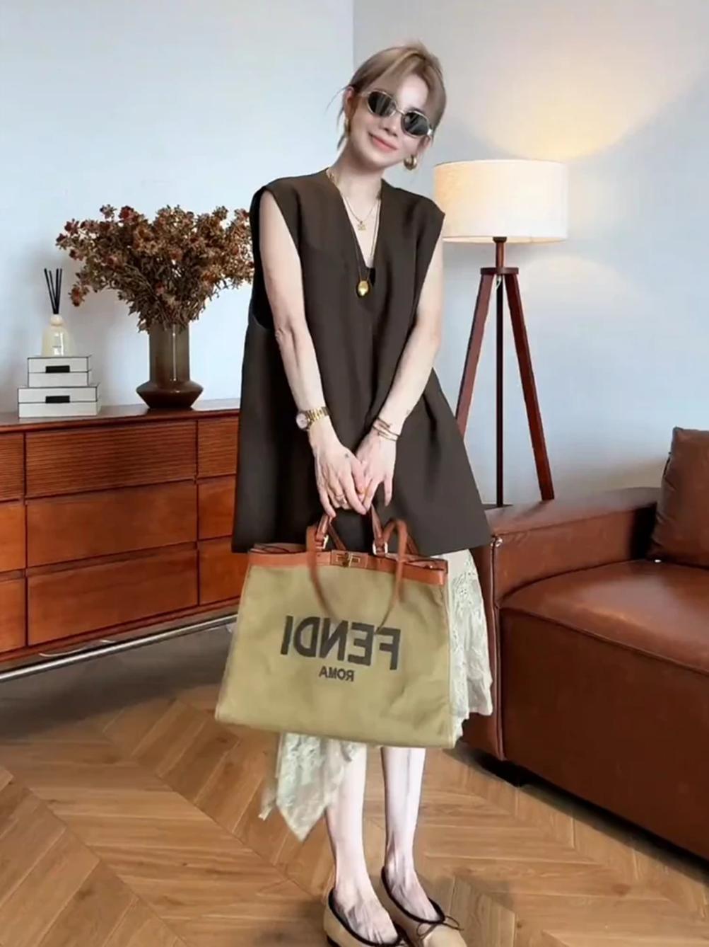 韓系時尚套裝｜棕色西裝背心+蕾絲拼接裙｜無袖設計兩件式｜小眾高級感
